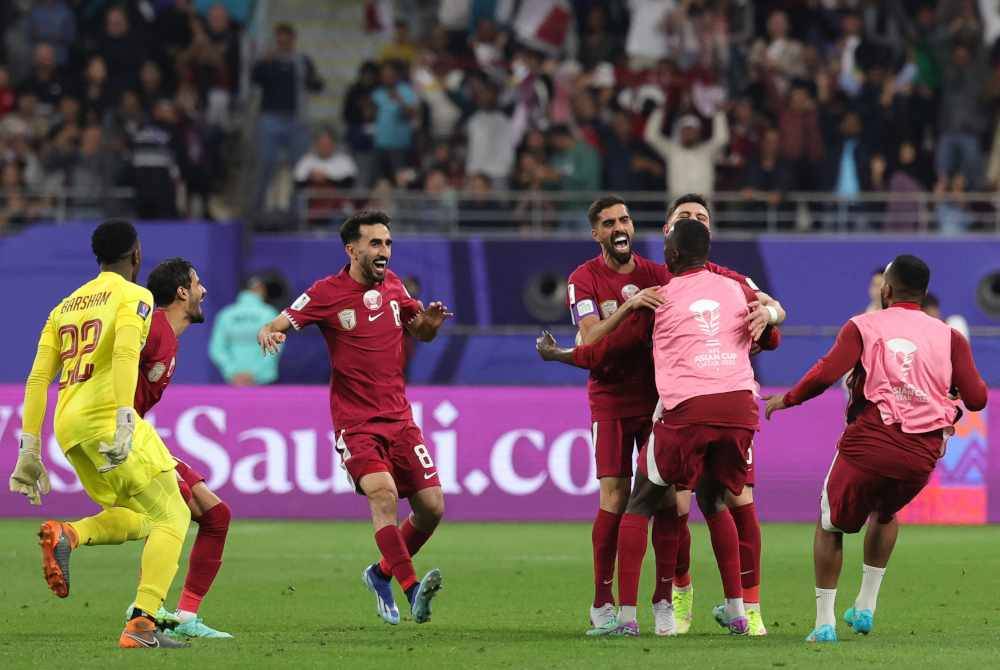 Para pemain Qatar meraikan kejayaan menumpaskan China 1-0 dalam saingan Kumpulan A Piala Asia di Doha awal pagi Selasa. Foto AFP