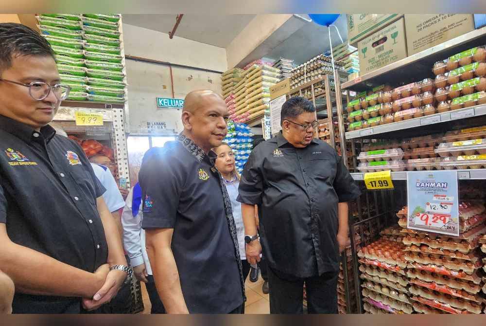 Armizan (tengah) dan Ab Rauf (kanan) ketika meninjau ruang telur ayam di pasar raya berkenaan.