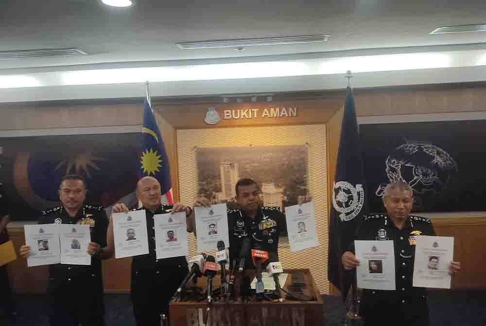 Ayob Khan (dua dari kanan) menunjukkan gambar individu yang dicari polis untuk siasatan kes sindiket dadah terbesar di Sabah.