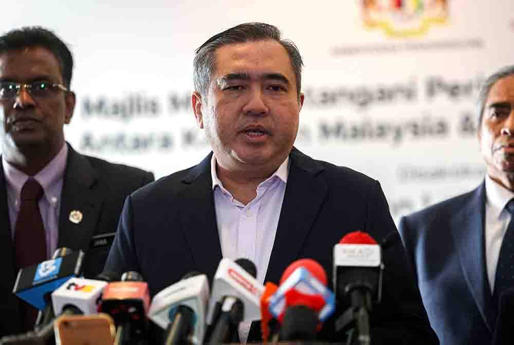 Anthony Loke (tengah) pada sidang media selepas menyaksikan Majlis Menandatangani Perjanjian Konsesi Tambahan antara Express Rail Sdn Bhd dan Kerajaan Malaysia pada Selasa. - Foto Bernama