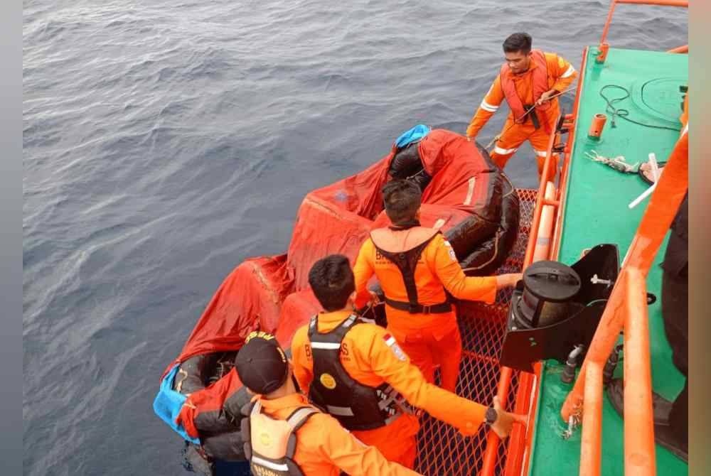 Kapal pengangkut, Bora V yang membawa 10 anak kapal dan enam penumpang hilang di perairan Tagulandang, Sulawesi Utara, selepas terputus hubungan pada Ahad. - Foto Agensi