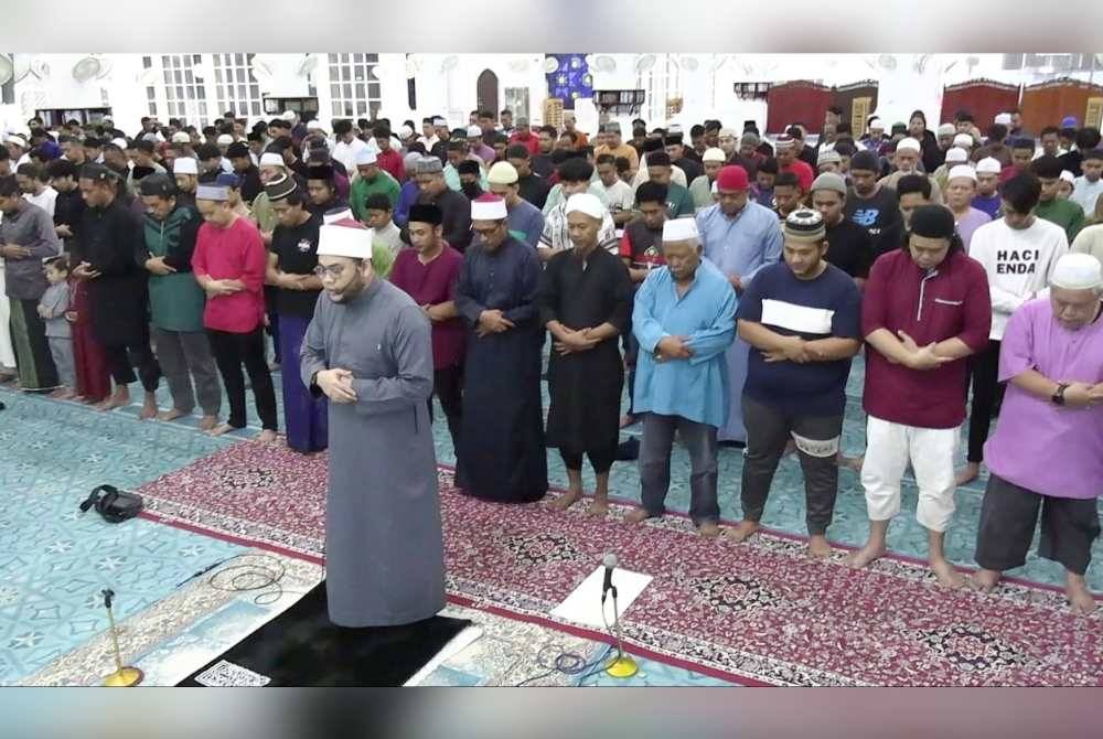 Muhammad Izzan mengimamkan solat Subuh yang dihadiri lebih 700 jemaah di Masjid Negeri Sultan Ahmad 1.