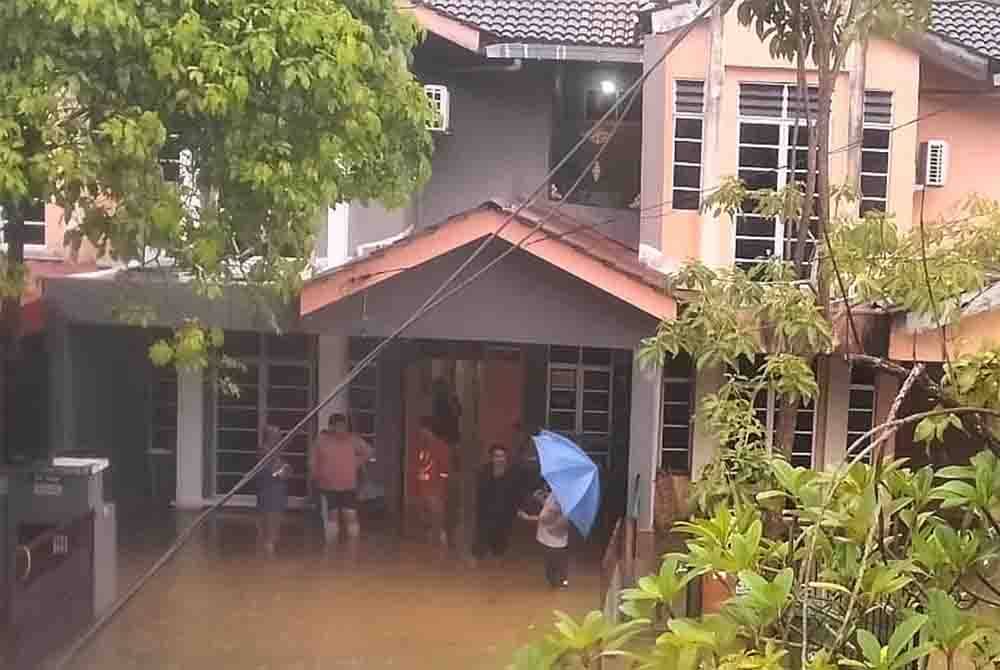 Keadaan kediaman di Taman Alamanda 3 di Kuala Terengganu yang dinaiki air pada pagi Selasa.