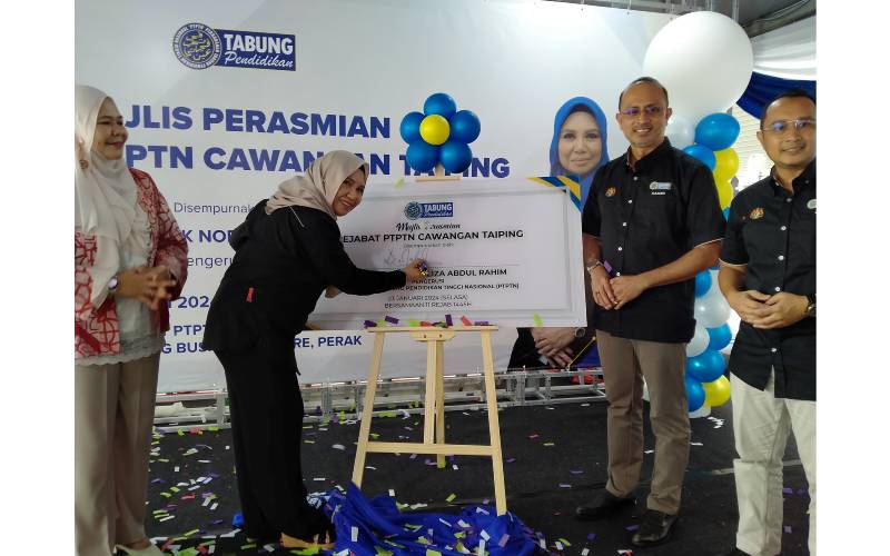 Pengerusi PTPTN, Datuk Norliza Abdul Rahim menandatangani plak perasmian ketika menyempurnakan Perasmian Pejabat PTPTN Cawangan Taiping di Taiping Business Centre di sini pada Selasa.