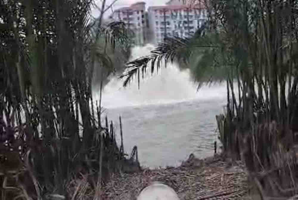 Kebocoran paip dasar Sungai Perai kali ketiga berlaku pada Isnin.