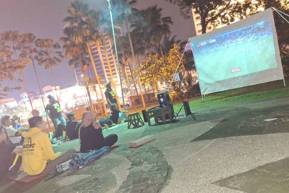 Suasana santai sambil bersila menonton Piala Asia Qatar di Taman Awam, Seksyen 10, Shah Alam.