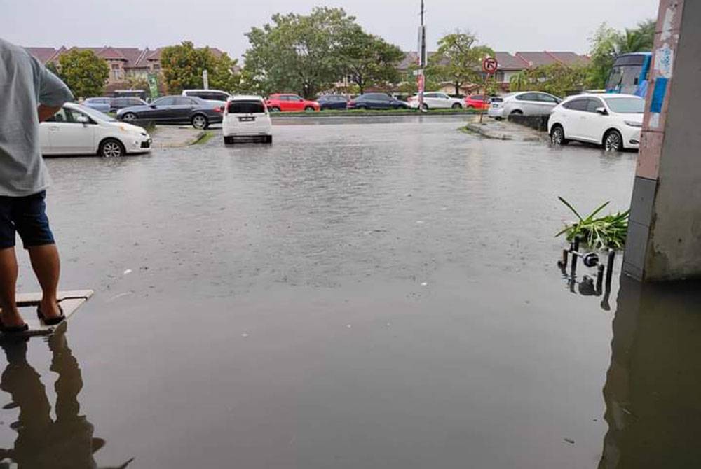 Gambar suasana banjir kilat di Bayu Perdana dikongsi pengguna Facebook dengan nama Sumi Ni pada Selasa.