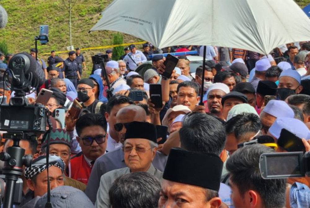 Tun Dr Mahathir bersama orang ramai di pintu dua Istana Negara pada Selasa.