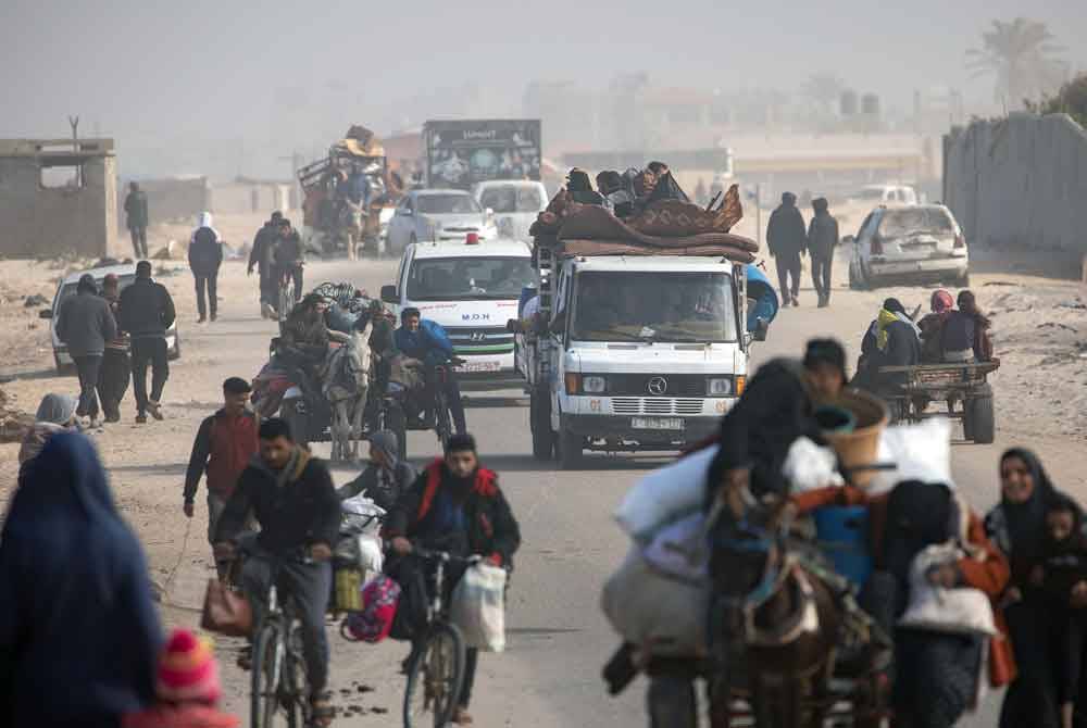 Penduduk Palestin berpindah selepas tentera Israel menuntut penduduk kem Khan Yunis untuk pergi ke kem Rafah berhampiran sempadan Mesir, selatan Semenanjung Gaza pada Selasa. Foto EPA