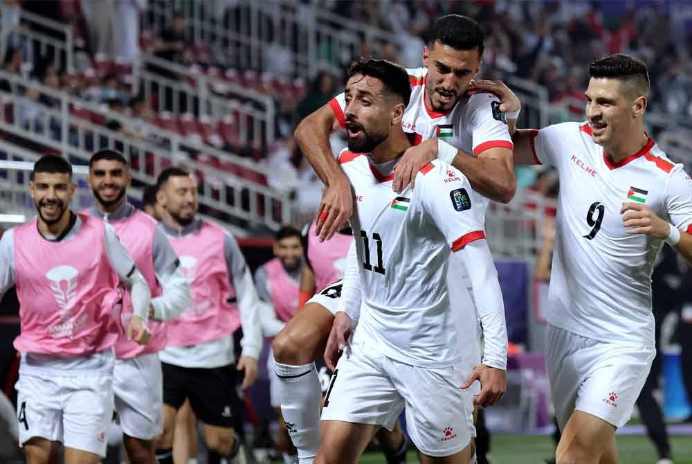 Pemain Palestin Oday Dabbagh meraikan jaringan gol pada perlawanan di antara Hong Kong menentang Palestin bagi peringkat Kumpulan C sempena Piala Asia 2023 di Stadium Abdullah Bin Khalifa pada Selasa. Foto Bernama