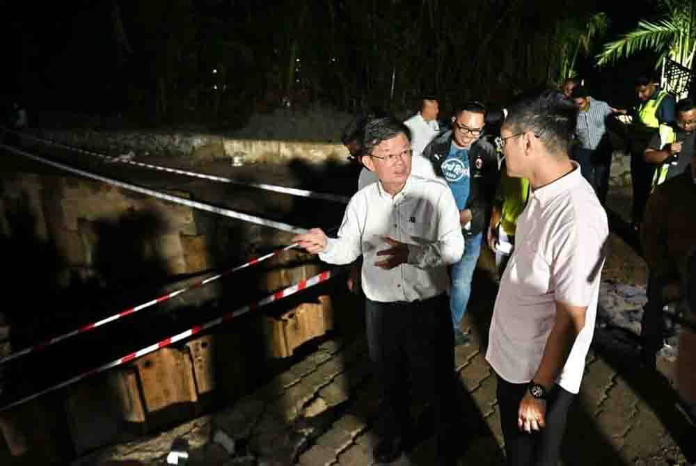 Kon Yeow (kiri) meninjau keadaan Sungai Perai pada lewat petang Selasa bagi mengetahui keadaan sebenar paip pecah di dasar sungai berkenaan.Foto FB Chow Kon Yeow