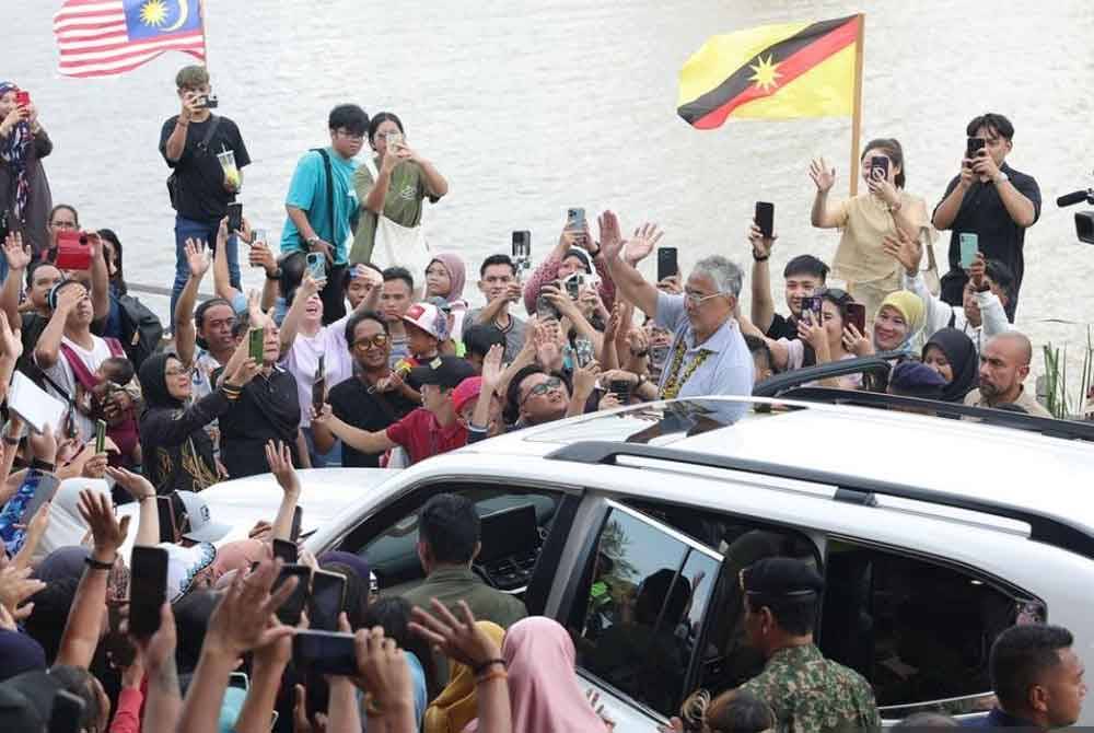 Al- Sultan Abdullah berkenan melambai orang ramai sempena Kembara Kenali Borneo. - Foto Bernama