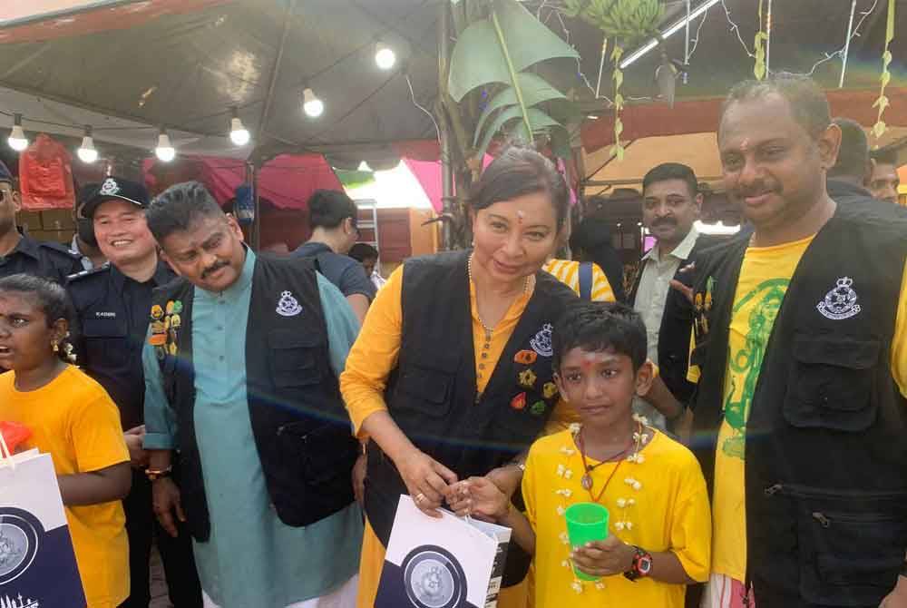 Sasikala (tiga dari kanan) beramah mesra bersama pengunjung di Batu Caves di sini pada Rabu.