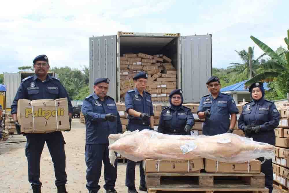 JKDM rampas daging lembu dan babi seberat 164,800kg dalam tiga kes dagangan sejuk beku rentas negara dengan nilai rampasan keseluruhan dianggarkan bernilai RM2.6 juta. Foto ihsan JKDM. Foto ihsan JKDM