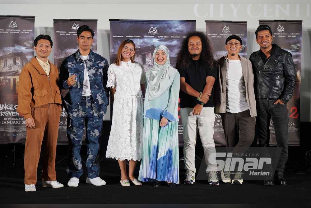 Intan Ladyana (tengah) bersama barisan pelakon, penerbit dan pengarah filem Banglo Seksyen 12 pada malam gala tayangan perdana filem itu di GSC Lalaport Bukit Bintang, Kuala Lumpur. Foto Sinar Harian ROSLI TALIB