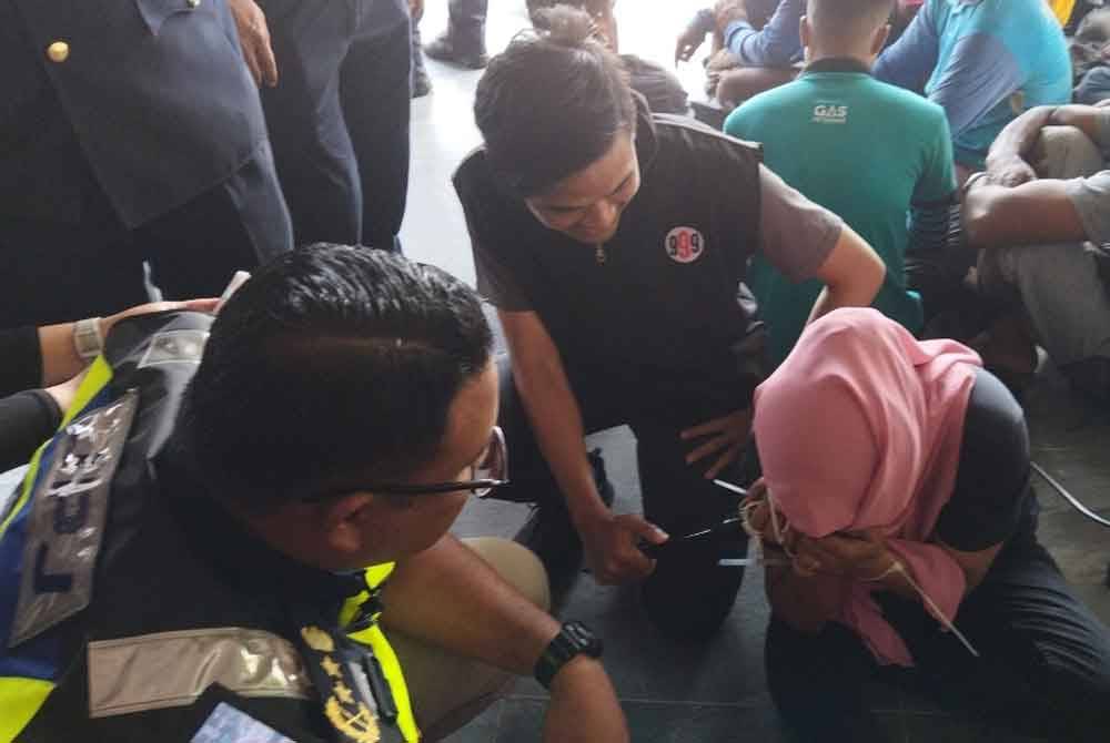 Wanita warga Indonesia yang bertindak agresif ketika ditahan dalam Operasi Pemandu Warga Asing (Ops Pewa) di Setapak, di sini, pada Rabu.