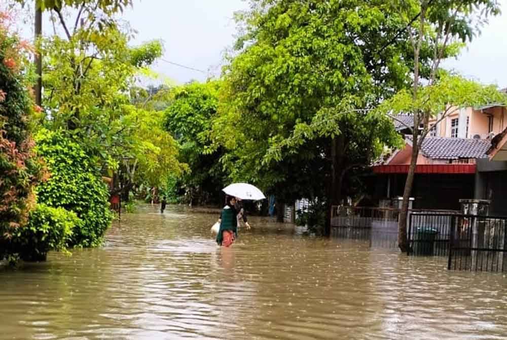 Sebahagian kawasan perumahan dinaiki air ketika banjir kilat melanda daerah Kuala Terengganu pada pagi Selasa.