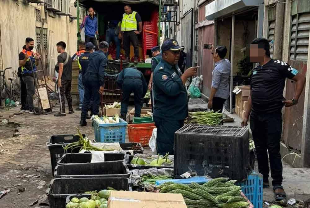 Sayur-sayuran yang disita dalam operasi terhadap penjaja asing.