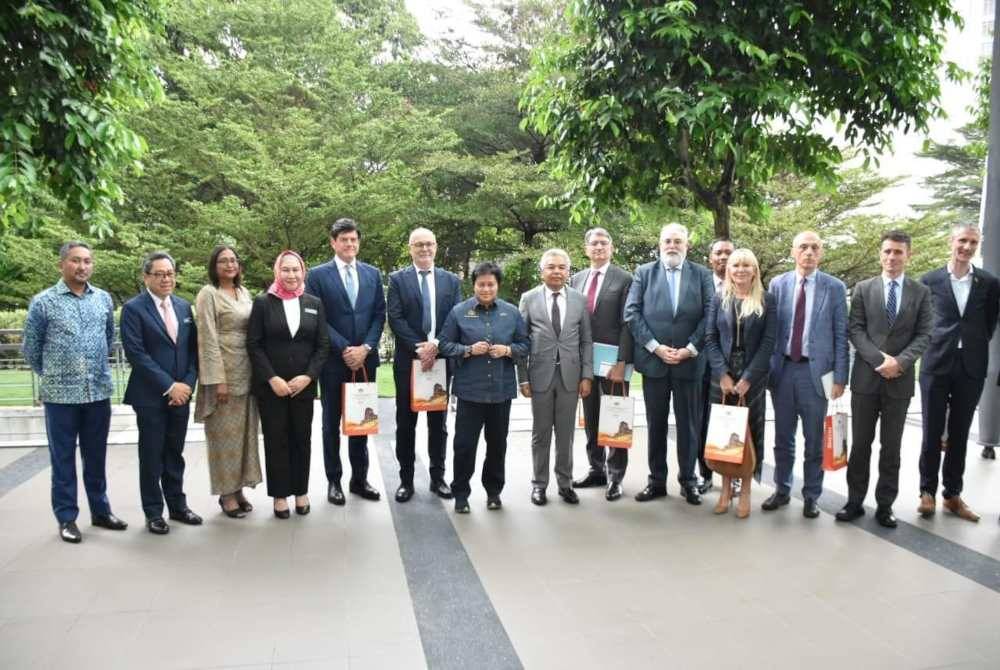 Azalina (tujuh dari kiri) bersama barisan Kor Diplomatik Eropah.