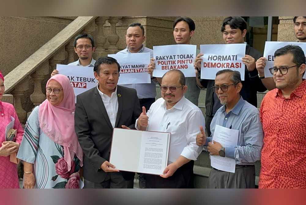 Shamsul (tengah) menerima memorandum daripada Ketua Penerangan Majlis Belia Malaysia Mohammad Fazril Mohd Saleh.