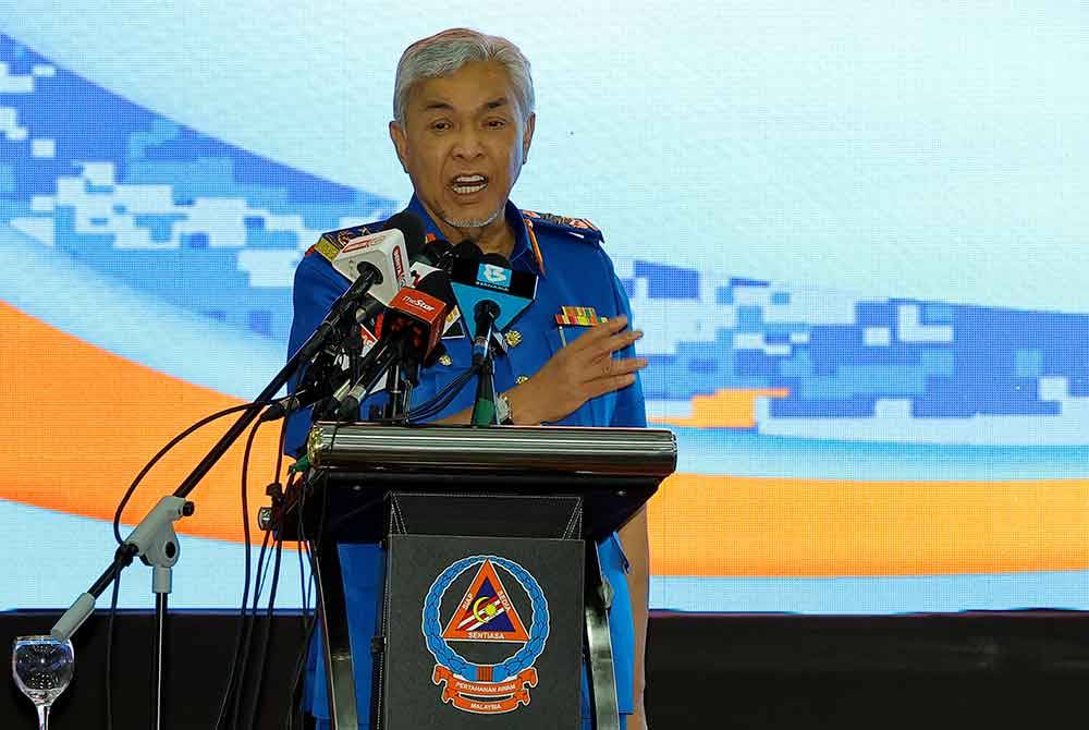 Ahmad Zahid menyampaikan ucapan semasa mengadakan lawatan kerja di Ibu Pejabat APM. Foto Bernama