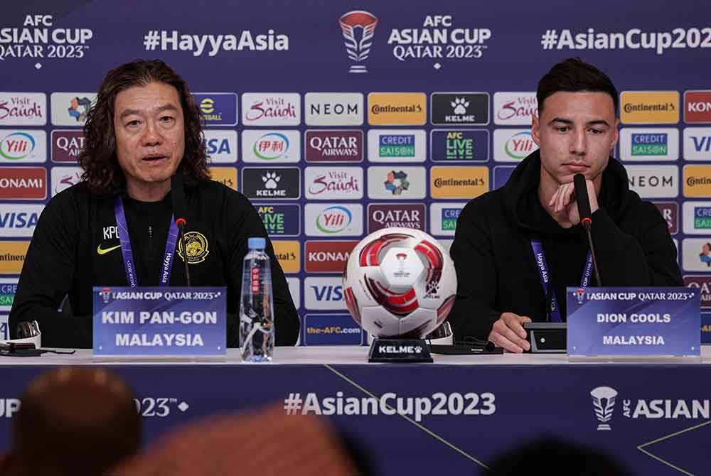 Ketua Jurulatih Harimau Malaya, Kim Pan-Gon dan pemain Harimau Malaya, Dion Cools ketika sidang media pra-perlawanan kumpulan E antara Korea Selatan menentang Malaysia sempena Piala Asia 2023 di Pusat Media Utama pada Rabu. Foto Bernama