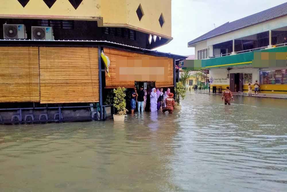 Seramai 36 mangsa yang dikesan terperangkap di Taman Fair Park dekat Ipoh pada Rabu berjaya dipindahkan ke tempat yang selamat. Foto JBPM Perak