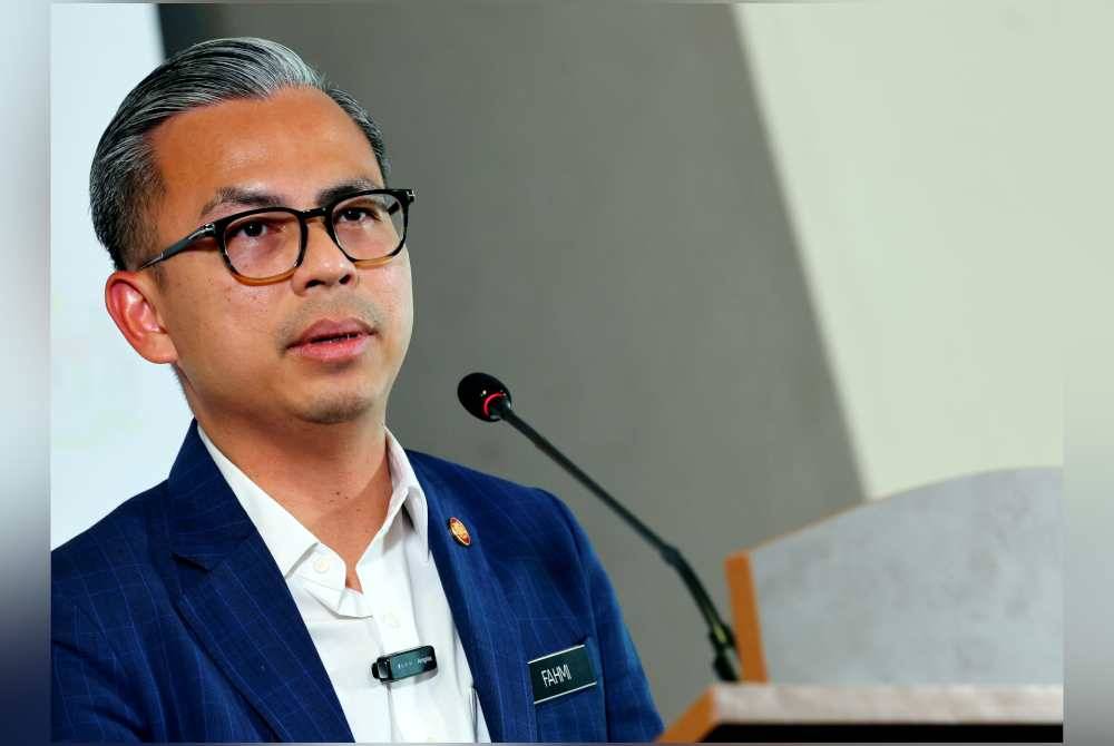 Menteri Komunikasi merangkap jurucakap kerajaan, Fahmi Fadzil ketika sidang media mengenai Kerajaan Perpaduan selepas Mesyuarat Pasca Kabinet di Kementeriannya, pada Rabu. Foto Bernama