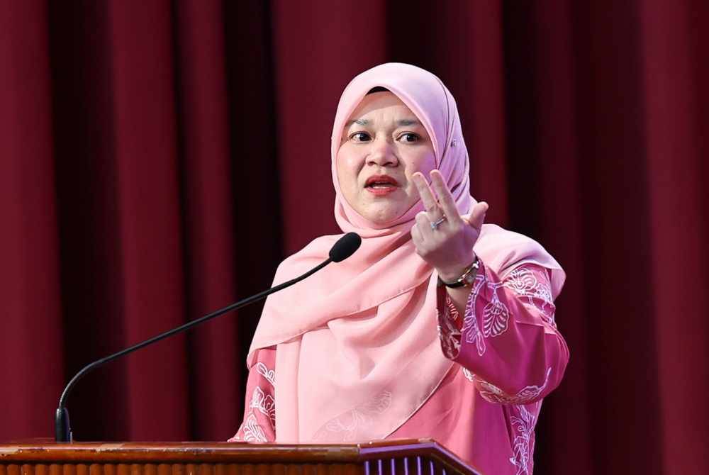 Menteri Pendidikan, Fadhlina Sidek.