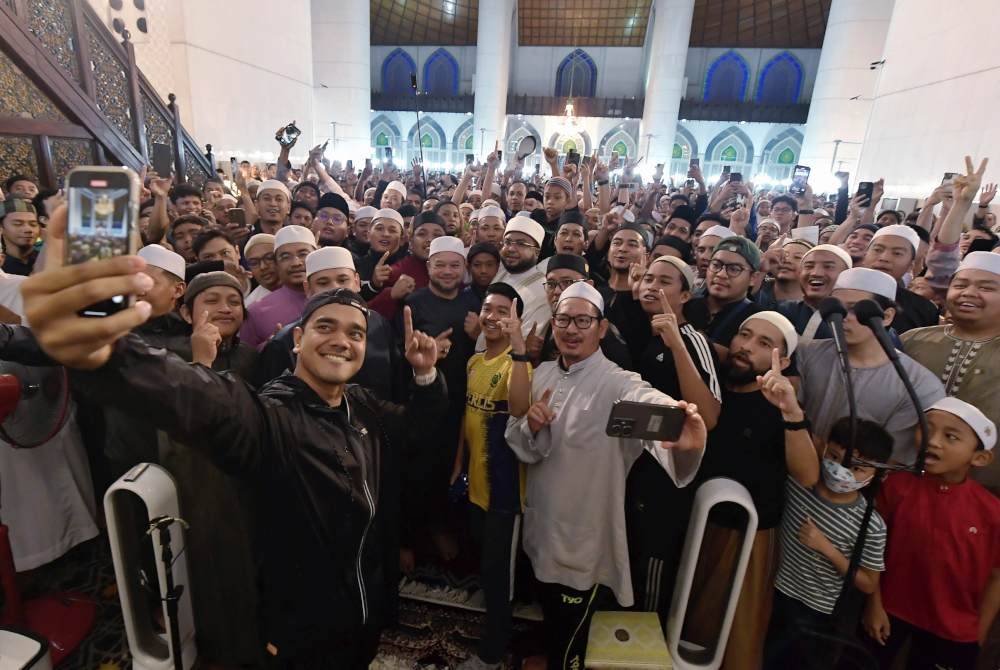 Alif Satar (depan) berswafoto bersama orang ramai yang hadir pada program ‘Geng Subuh Macam Jumaat’ di Masjid Sultan Salahuddin Abdul Aziz Shah.