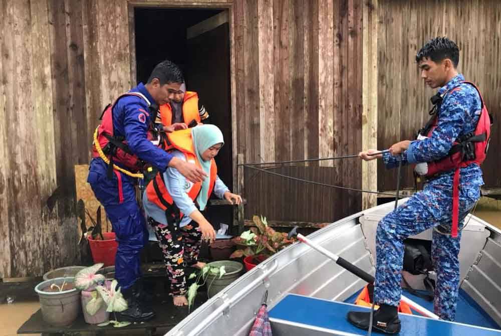 Anggota penyelamat menyelamatkan mangsa banjir. Foto APM Terengganu