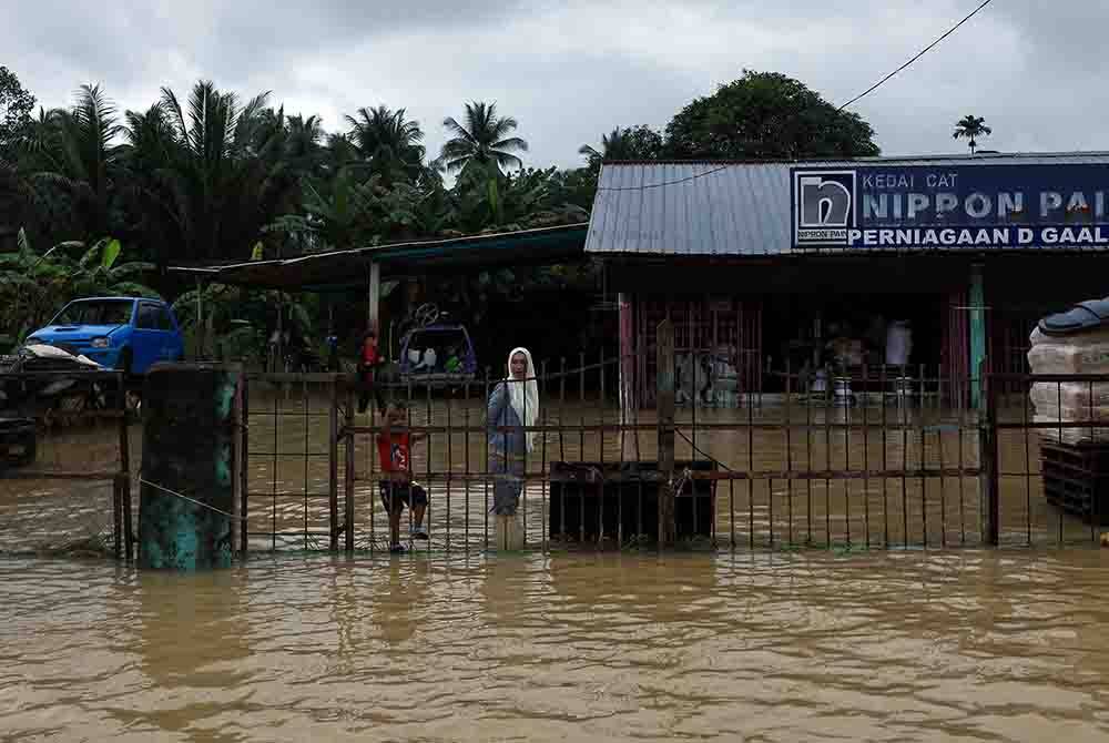 Keadaan sebuah kedai yang digenangi air ekoran hujan lebat sejak dua hari lepas ketika tinjauan pada Rabu. Foto Bernama