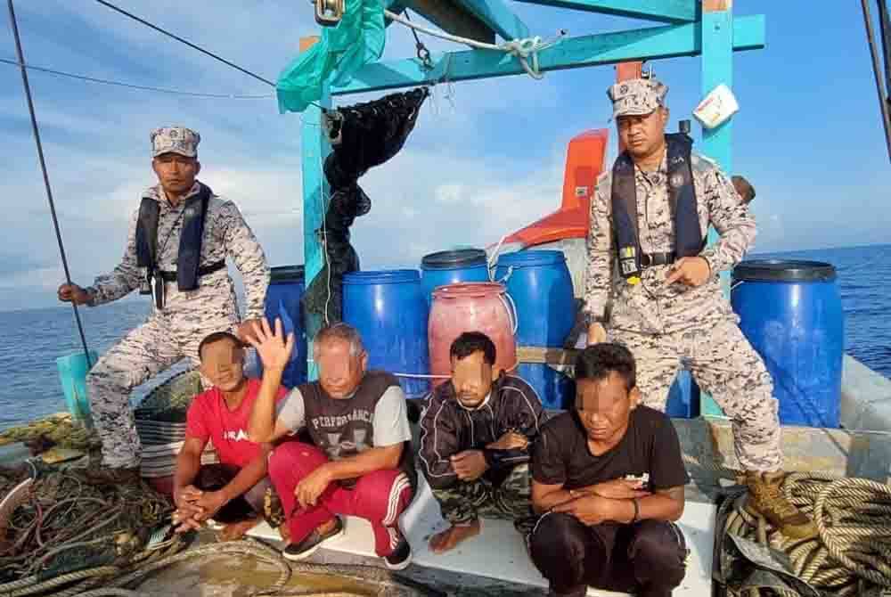 Antara tekong dan kru warga Myanmar yang ditahan pada Rabu.