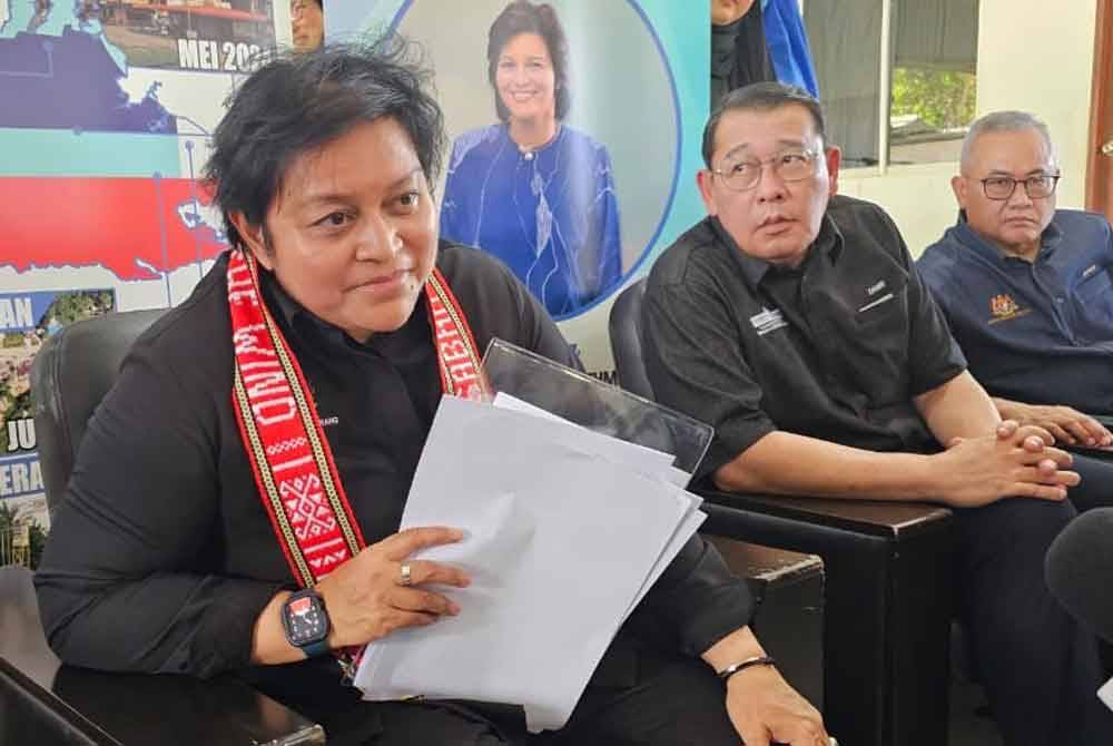 Azalina (kiri) dalam sidang akhbar selepas hadir pada majlis pelancaran Van Justice On Wheels (Jabatan Bantuan Guaman) di Dewan Gawir, Kampung Madsiang, Penampang.