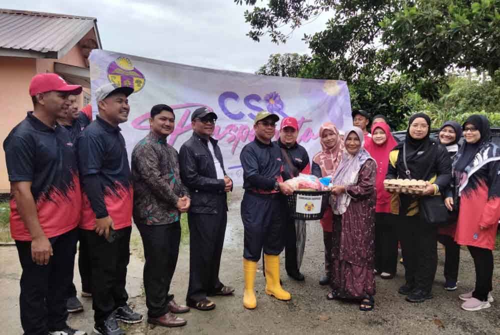 Mohd Daud (lima dari kiri) menyampaikan bakul makanan kepada asnaf di Taman Kelapa Wangi.