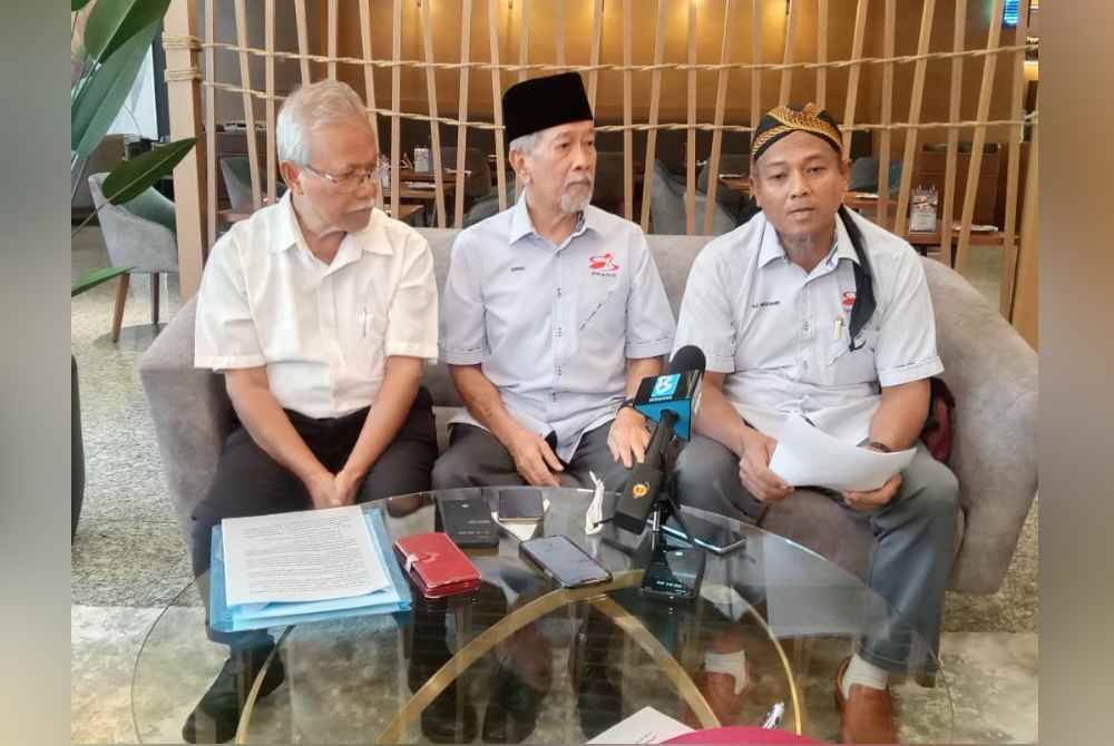 Dari kiri, Nasiman, Idrus dan Mohd Muzamri dalam sidang media di sebuah hotel di Seksyen 14, di sini pada Khamis.