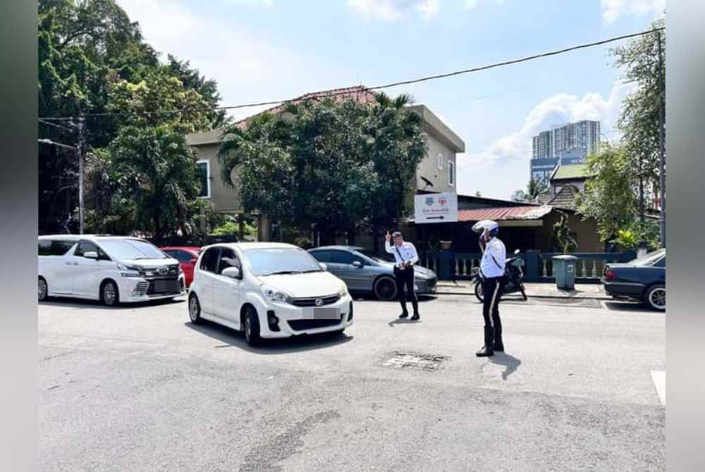 Anggota polis trafik ditugaskan di kawasan-kawasan terlibat bagi memastikan kelancaran lalu lintas.