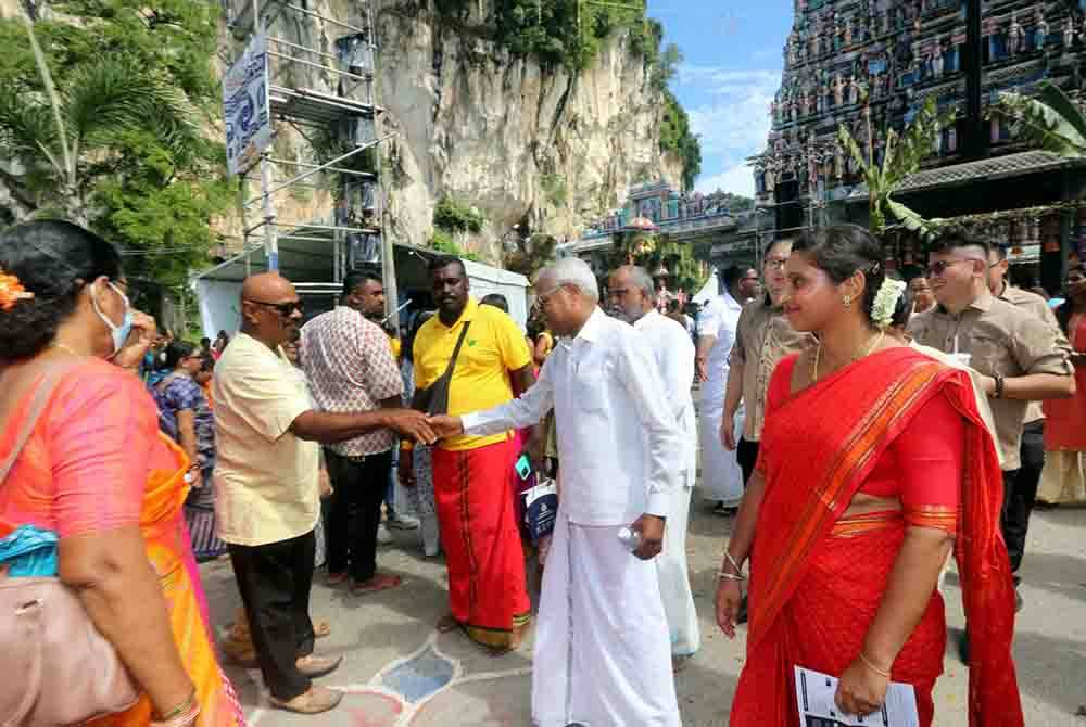 Sivanesan menyantuni orang ramai ketika mengadakan tinjauan ke Kuil Sri Subramaniar di Gunung Cheroh dekat Ipoh sempena sambutan Thaipusam pada Khamis.