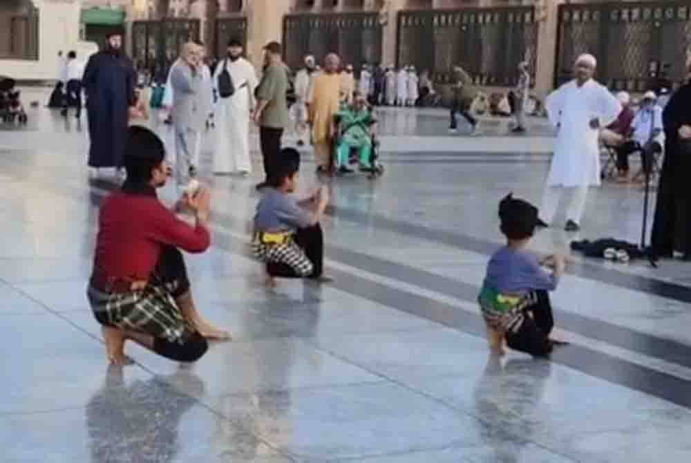 Video tular berdurasi 27 saat yang memaparkan seorang lelaki dan dua kanak-kanak berpakaian Melayu dan bertanjak bersilat di pekarangan Masjid Nabawi, Madinah.