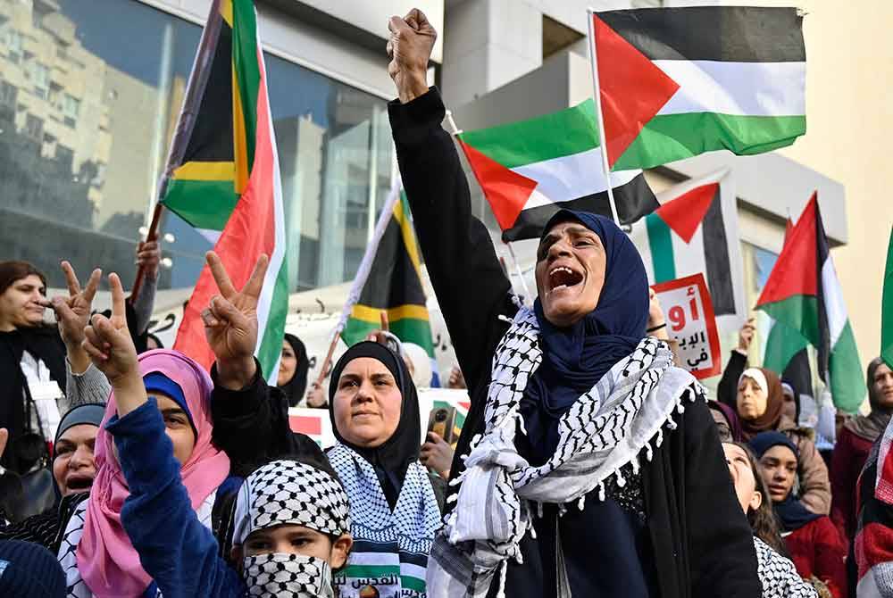 Aktivis melaungkan slogan semasa demonstrasi solidariti dengan rakyat Palestin di luar Konsulat Afrika Selatan, di Beirut, Lubnan pada 19 Januari lalu. Foto EPA