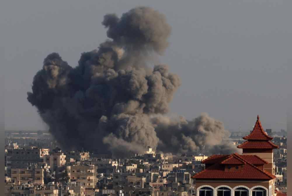 Kelihatan asap berkepul-kepul di Khan Younis di selatan Semenanjung Gaza semasa pengeboman Israel pada Rabu di tengah-tengah pertempuran berterusan antara Israel dan pejuang Hamas. Foto AFP