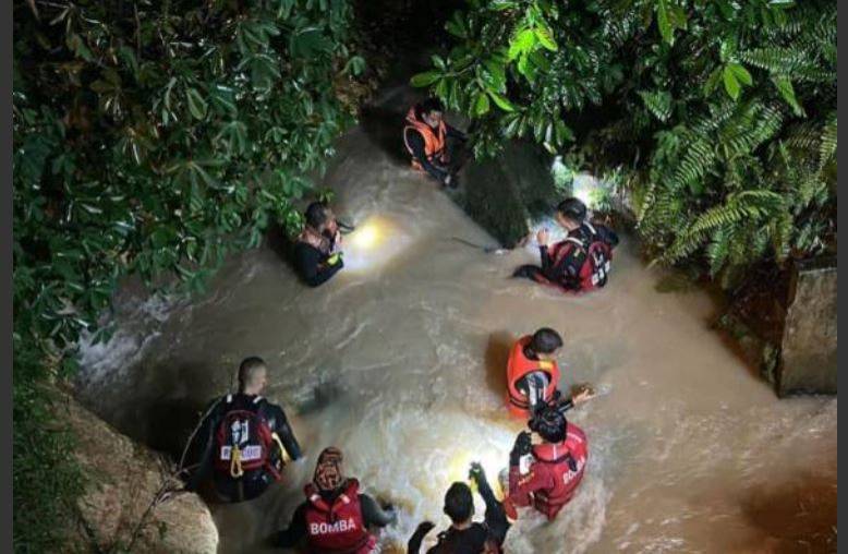 Seorang kanak-kanak lelaki ditemukan meninggal dunia selepas dipercayai terjatuh ke dalam parit sebelum dihanyutkan arus di Lorong Cempaka Batu 18 1/2 Kampung Sungai Tiram, Johor Bahru, malam tadi. Foto Bernama