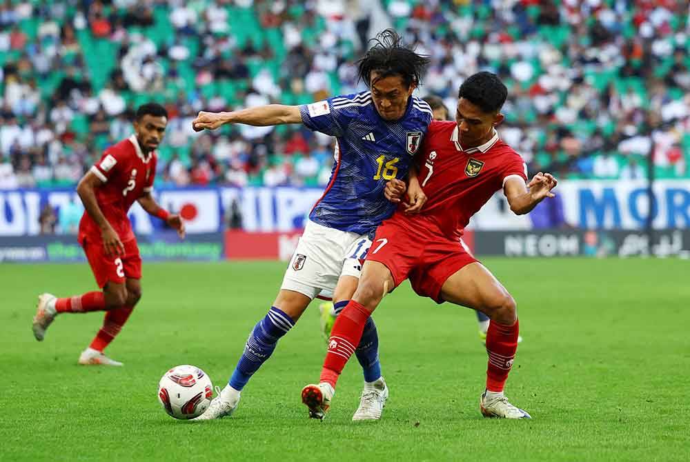 Marselino Ferdinan (kanan) yang berusia 19 tahun antara pemain muda yang diturunkan Shin Tae-yong pada aksi menentang Jepun di Stadium Al Thumama pada Rabu. Foto: Agensi