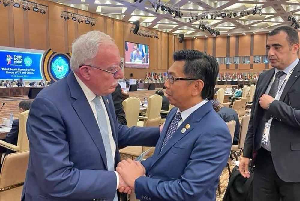 Mohamad (kanan) dan Riad ketika bertemu di Persidangan Selatan Ketiga Kumpulan Negara-negara G77 dan China, baru-baru ini.