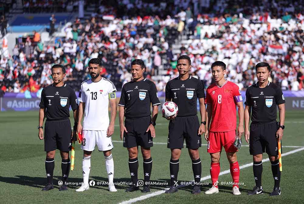 Nazmi (tiga dari kanan) bersama Zairul (kanan) dan Arif Shamil (kiri) mengadili perlawanan antara Iraq menentang Vietnam. Foto FB FAM