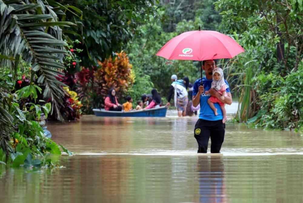 Banjir di Terengganu turut merosakkan rumah seorang anggota APM Setiu. Foto Bernama