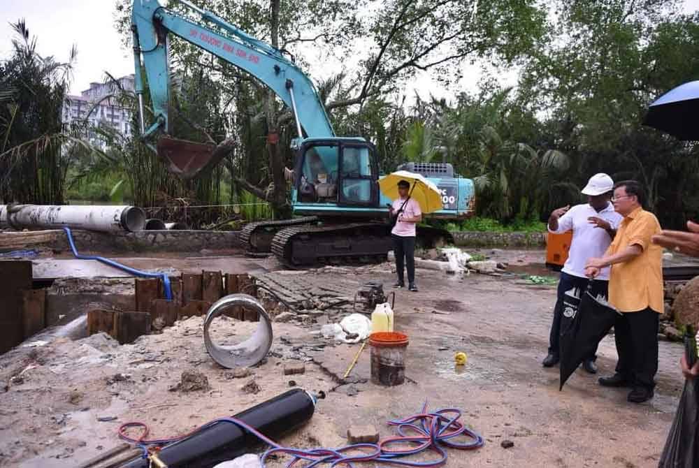 Kon Yoew (kanan) ketika meninjau kerja-kerja yang sedang dilaksanakan PBAPP di Sungai Perai.