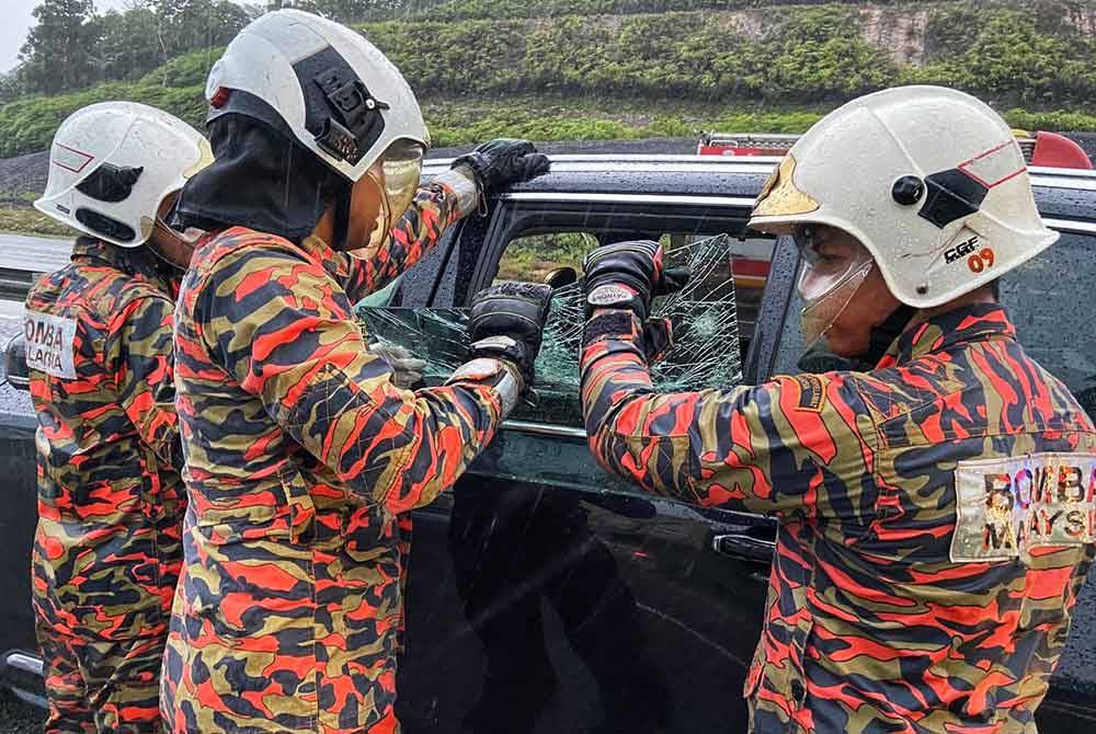 Anggota bomba menggunakan peralatan paratect untuk memecahkan cermin kereta terbabit.