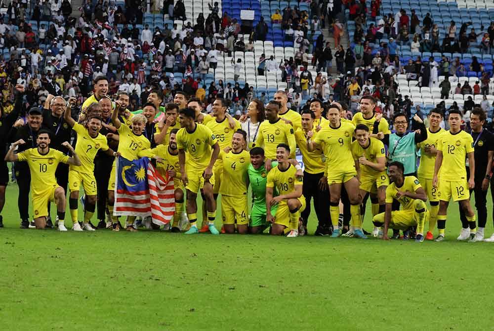 Skuad Harimau Malaya bergambar bersama-sama selepas perlawanan Korea Selatan menentang Malaysia bagi peringkat Kumpulan E sempena Piala Asia 2023 di Stadium Al Janoub hari ini.