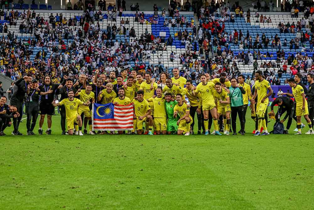 Skuad Harimau Malaya bergambar bersama-sama selepas perlawanan Korea Selatan menentang Malaysia bagi peringkat Kumpulan E sempena Piala Asia 2023 di Stadium Al Janoub hari ini. Foto Bernama